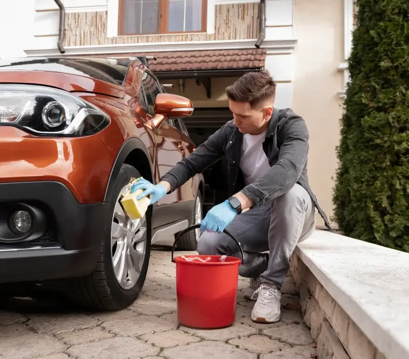 Lavage auto à domicile Woincourt : professionnel intervenant sur un véhicule